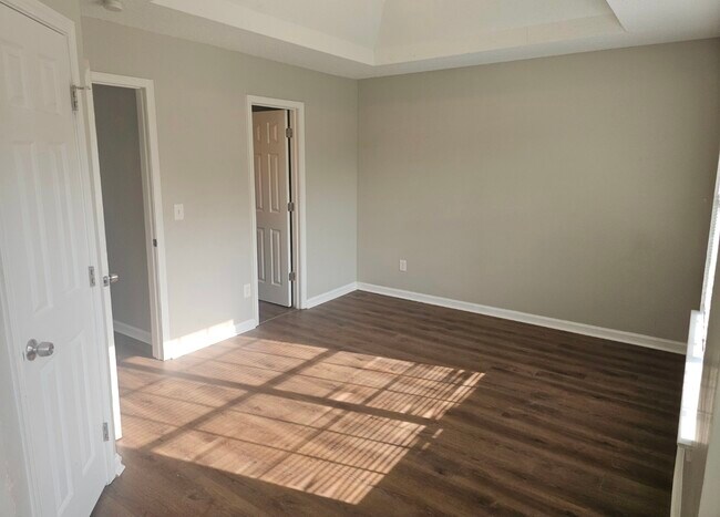 Building Photo - 670 Burtons Cove
