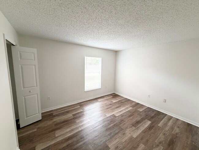 Building Photo - 10 Pinelynn Dr