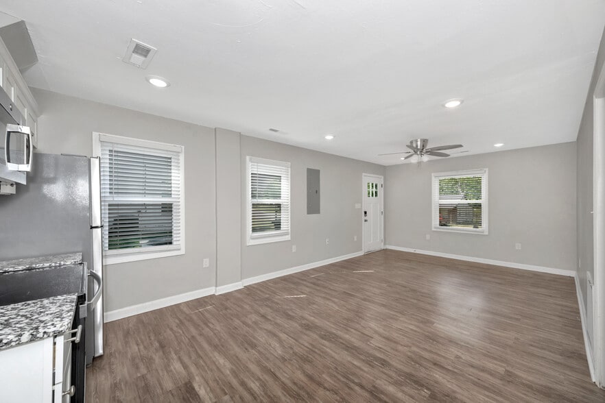 Building Photo - 907 Fairway Dr NW