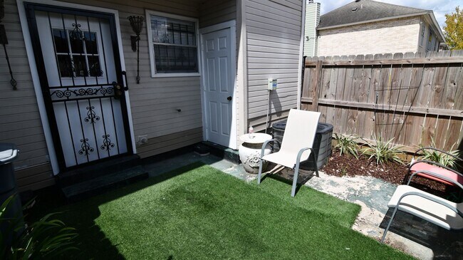 Building Photo - Charming 2-bedroom, 2.5-bathroom home located in Baton Rouge