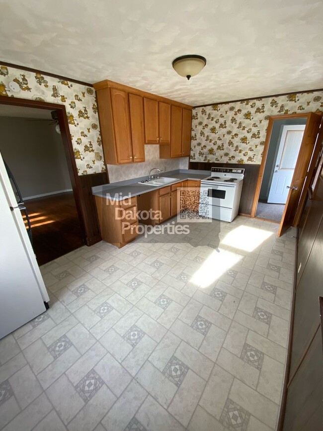 Building Photo - 1000 W 3rd- 5 bedroom, 2 bathroom, Attache...