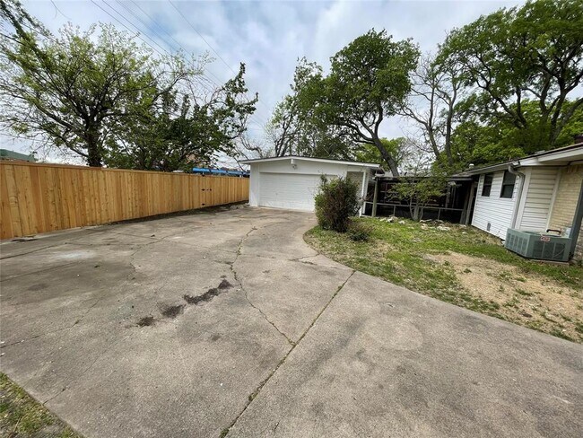 Building Photo - 1008 Wake Dr