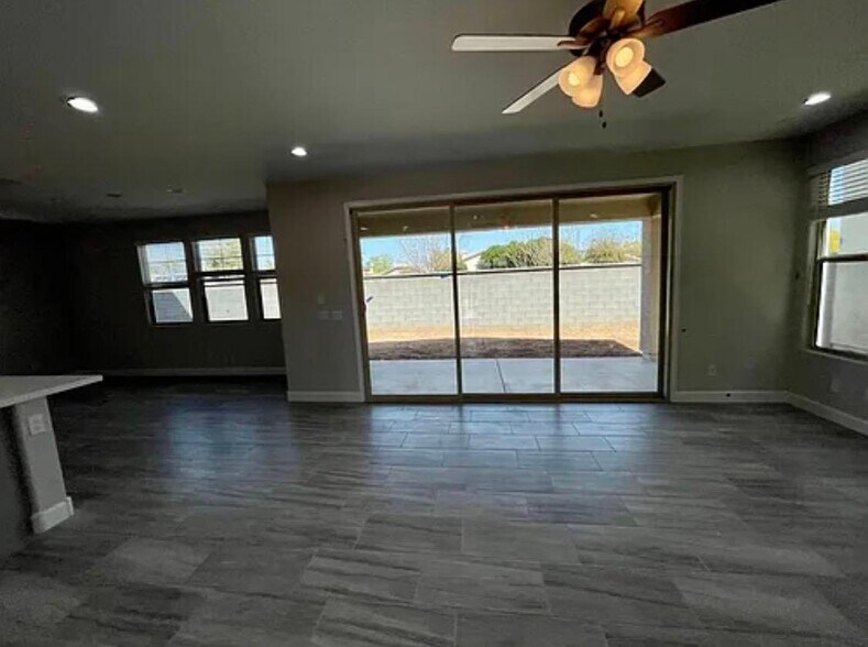 Building Photo - 628 W Derringer Way