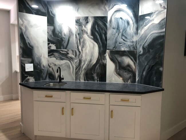 Wet bar - 1412 N Crescent Heights Blvd