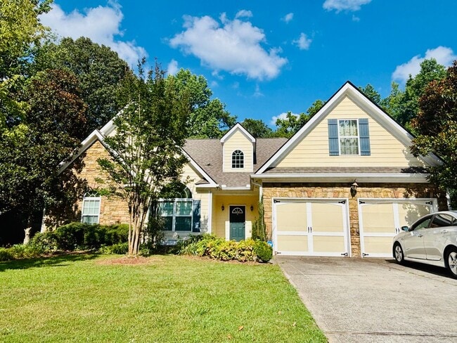 Primary Photo - Stunning and spacious 3 bedroom/2 bath