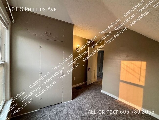 Building Photo - 1401 S Phillips Ave