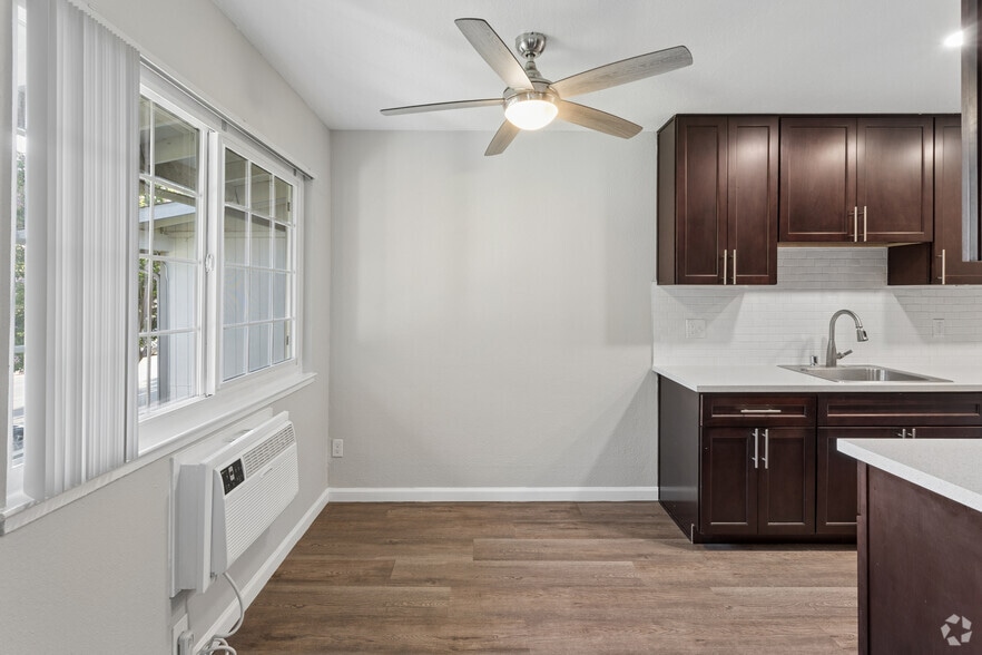 1BR, 1BA - 683SF - Dining Area - Creekside Apartments