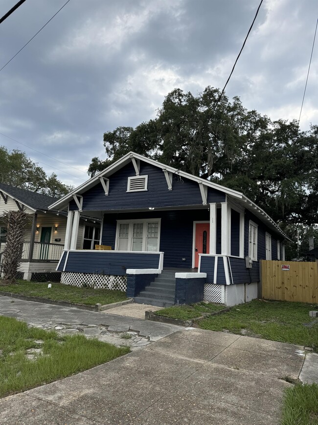 Building Photo - 248 E 18th St
