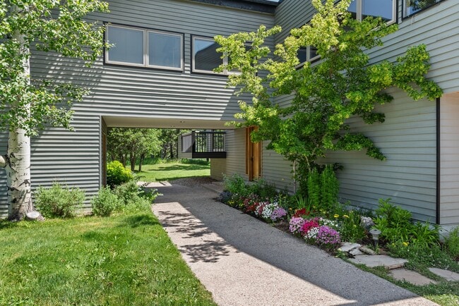 Building Photo - 623 Johnson Dr