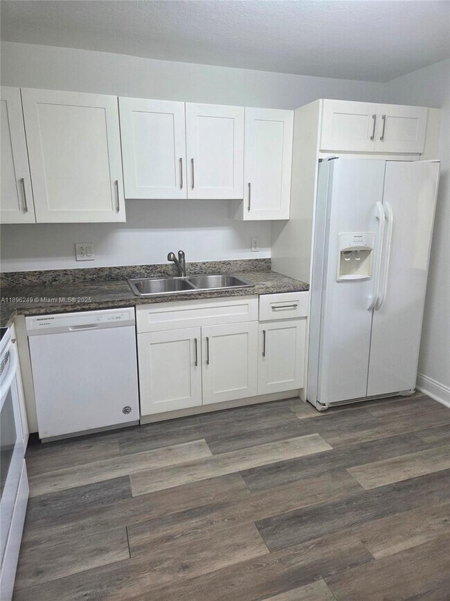 Building Photo - 307 Lakeview Dr