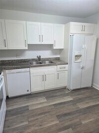 Building Photo - 307 Lakeview Dr