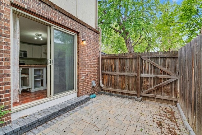 Building Photo - 2 Bedroom Townhome is Wheat Ridge!