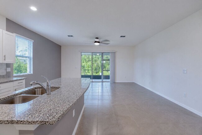 Building Photo - Like-New End-Unit 3 Bedroom Townhome