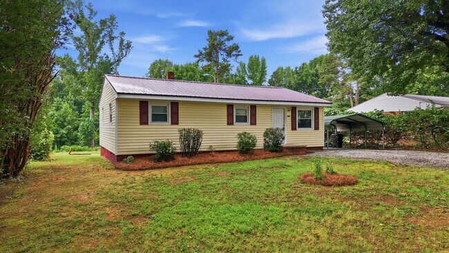 Building Photo - 3 Bedroom 1 Bathroom