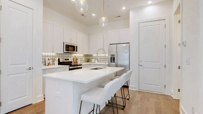 Building Photo - Sleek 3BR Stunner Near Historic Downtown Franklin