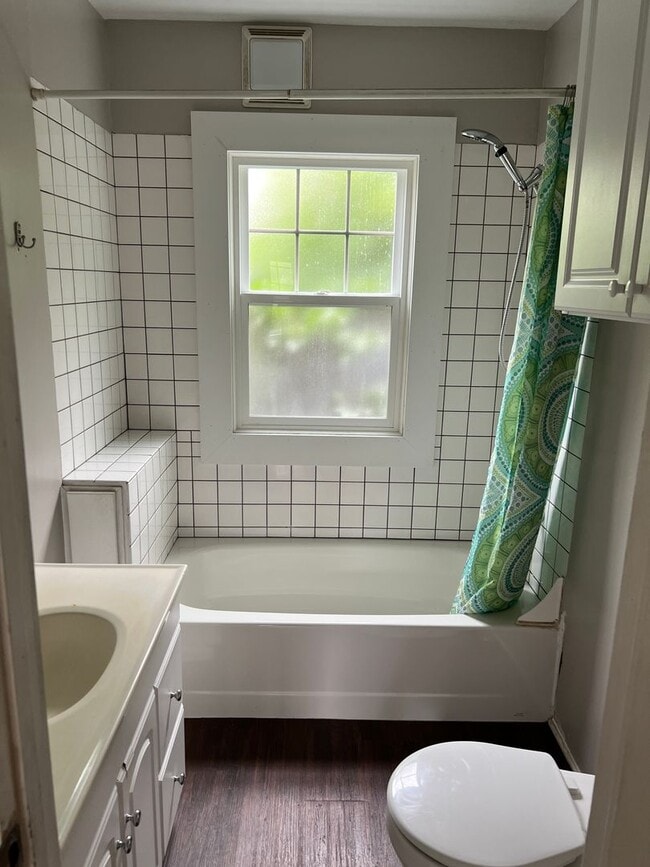 Building Photo - 4 Bed, 1 Bath, Large fenced yard, Shop, En...