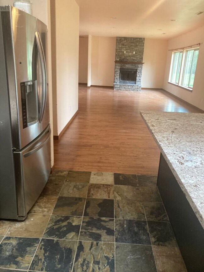 Building Photo - 4 Bedroom Home in Mountain Vista Community!