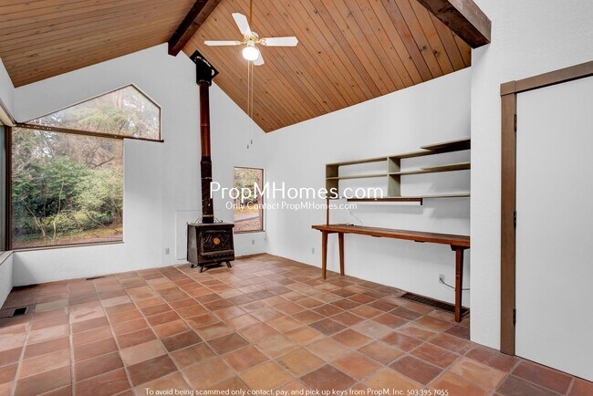 Building Photo - Rare Three Bedroom Gem in SW Portland!