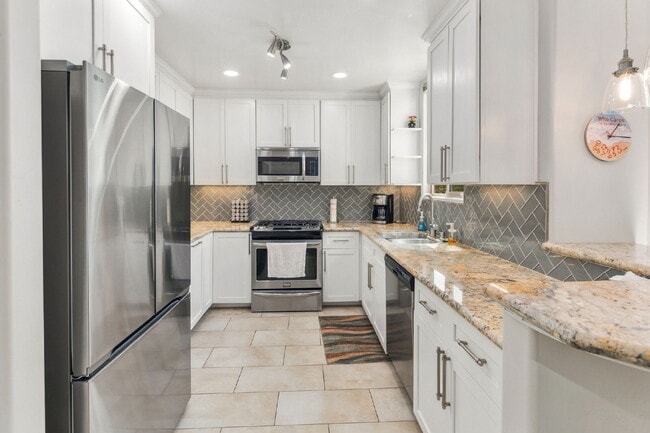 Building Photo - Your Furnished Coastal Escape Awaits!