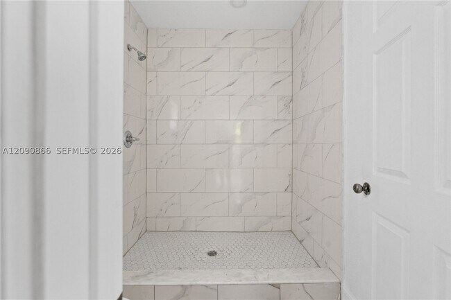 Building Photo - 580 Lee Dr