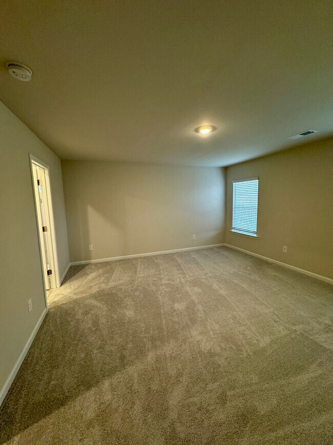 Building Photo - 4BR/2.5BA in Steel Creek's Brightwater Neighborhood