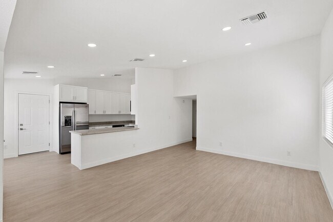 Building Photo - 6825 N 81st Ln