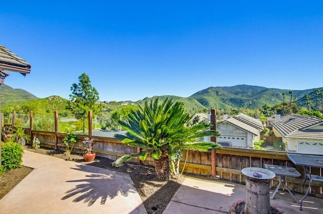 Building Photo - Beautifully Maintained 2 Bed / 2 Bath Home in Gated West Village Community