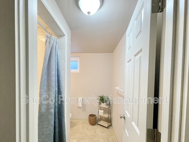 Building Photo - 5751 NE Lisbon Way