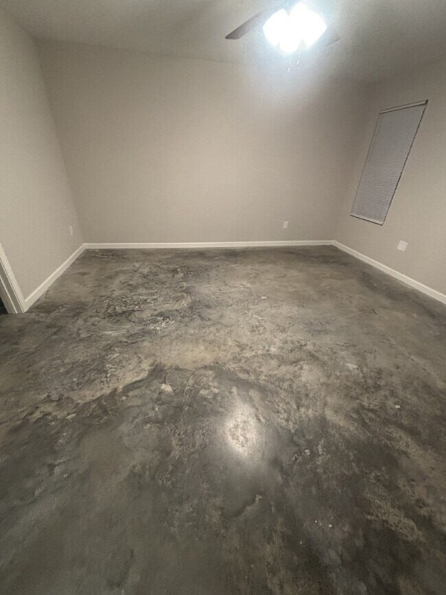 Building Photo - "Charming 4-Bedroom Retreat with 2 Full Baths on Sunny View Drive!"