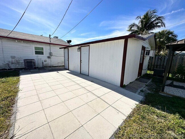 Building Photo - 613 54th St