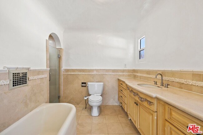 Building Photo - 141 S Vista St