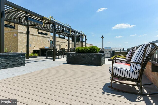 Building Photo - 901 H St NE