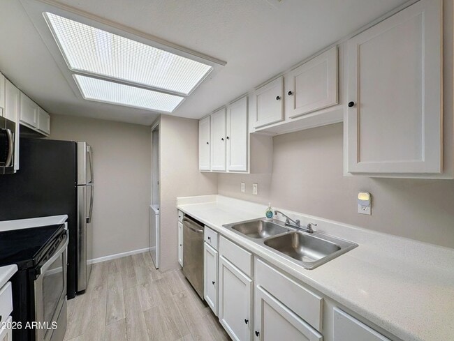 Building Photo - 4211 E Palm Ln