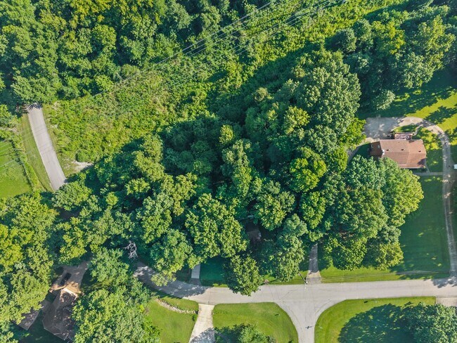 Building Photo - Pet Friendly Three Bedroom!