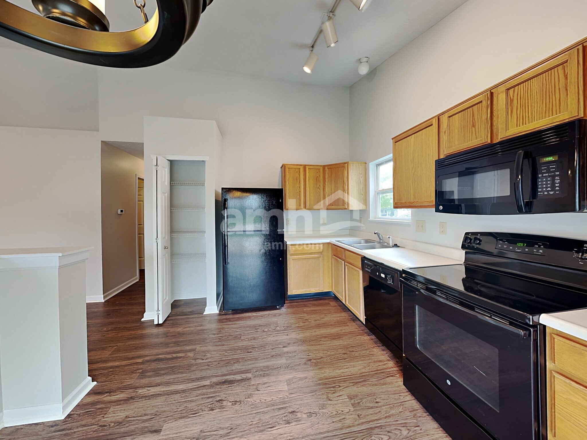 Building Photo - 1090 Meadowview Ct