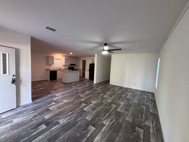 Building Photo - Move in special $500 off first months rent !