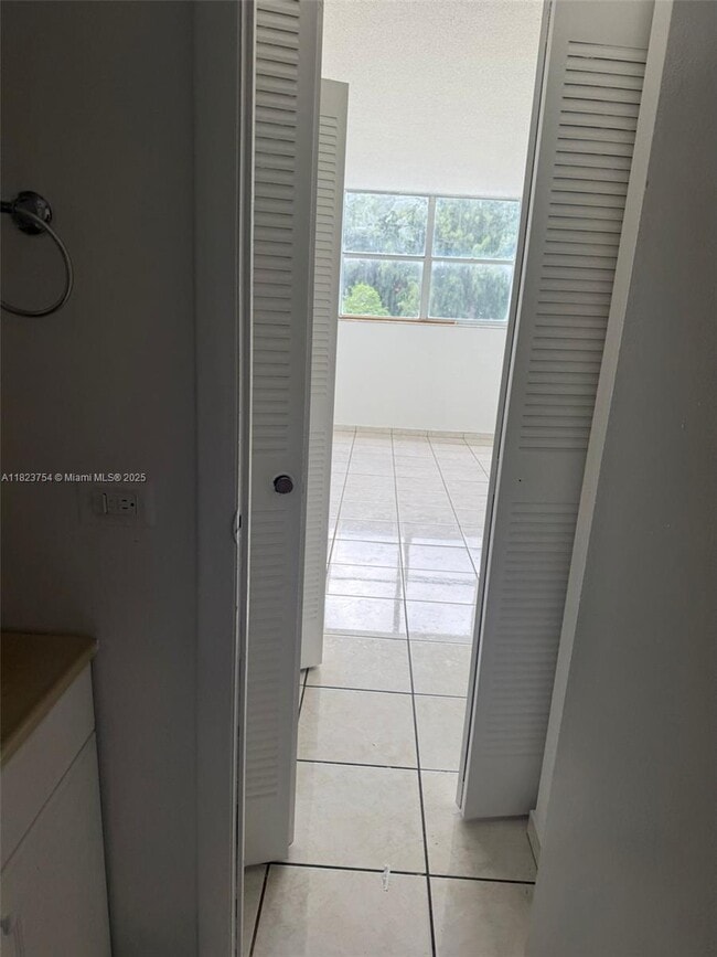 Building Photo - 16465 NE 22nd Ave