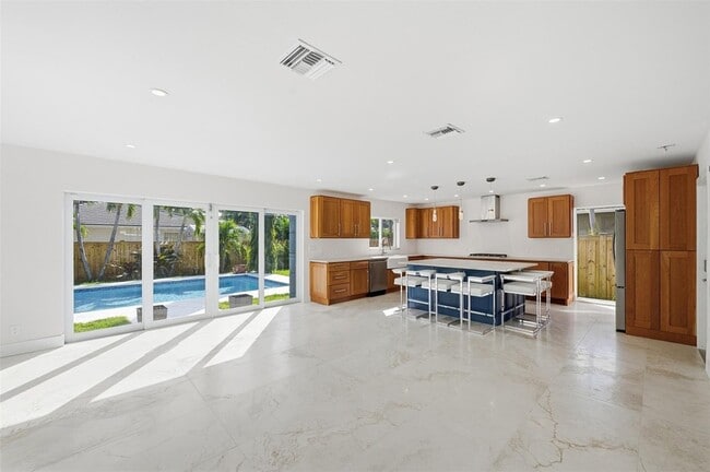 Building Photo - 1706 NE 28th Dr