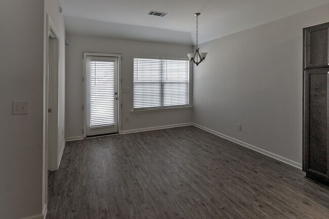 Building Photo - 570 Old Mill Way