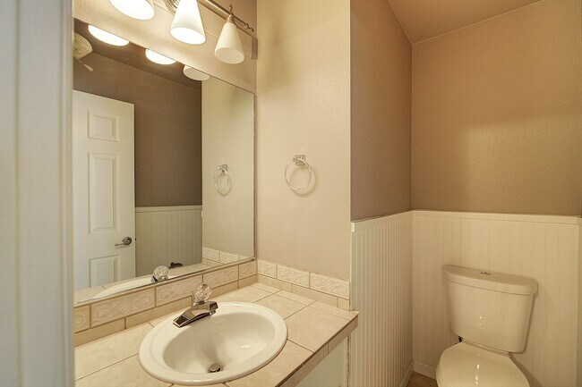Building Photo - 2bd/2.5ba Woodinville Townhome