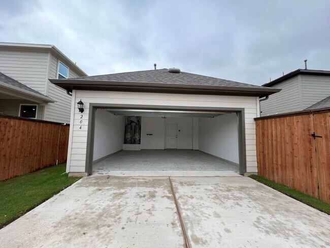 Building Photo - 204 Doodle Ln