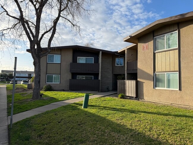 Building Photo - Country Club Apartments