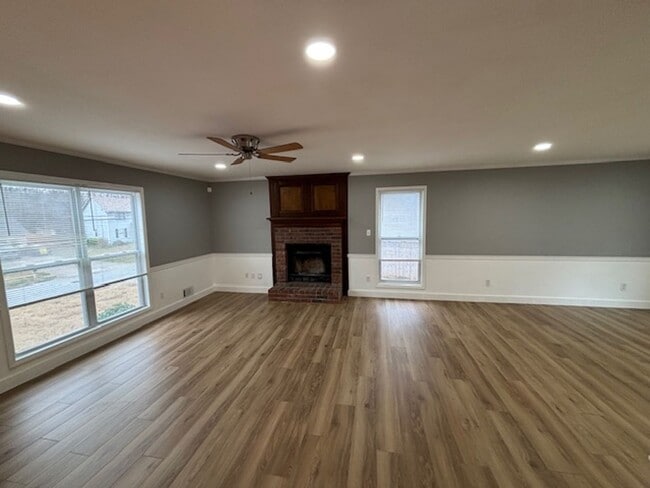 Building Photo - Updated Remodeled Large Open Split-Level Home with Full Finished Basement!