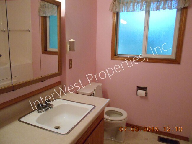 Building Photo - 3 Bedroom Ranch Style on Cul De Saq with Fenced Yard, Wood Stove & Garage!