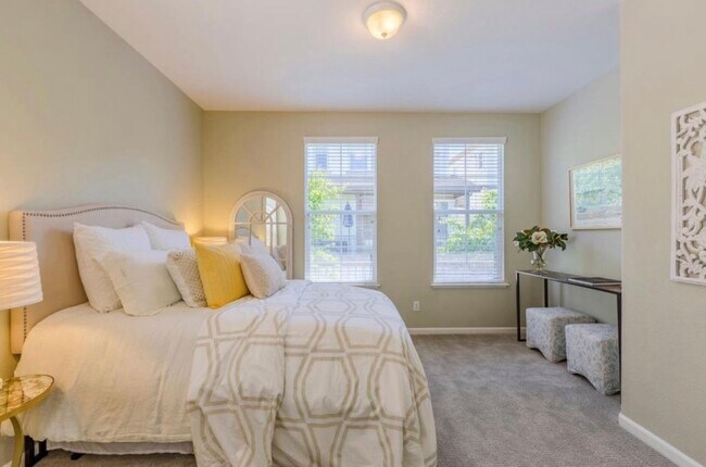 Building Photo - 2258 Golden Crest Common