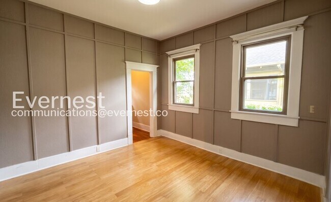 Building Photo - 3 Bed/2 Bath Home with Fenced Yard / Pet-Friendly / Available Now!