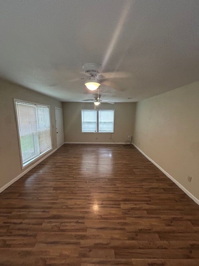 Building Photo - Moss Point 3 Bedroom