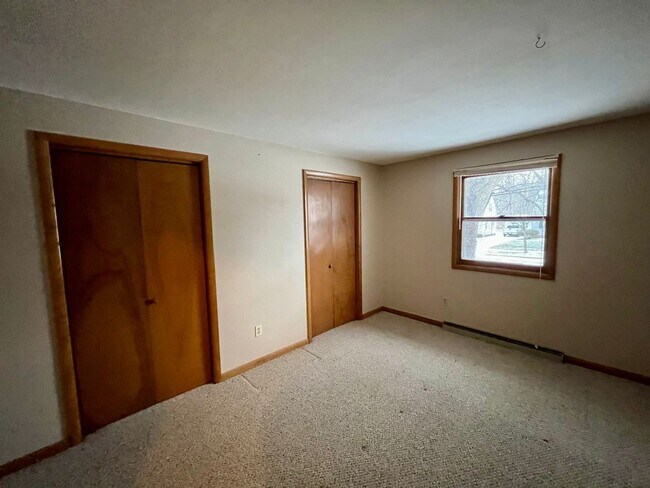 Building Photo - 811-813 W Adler Rd