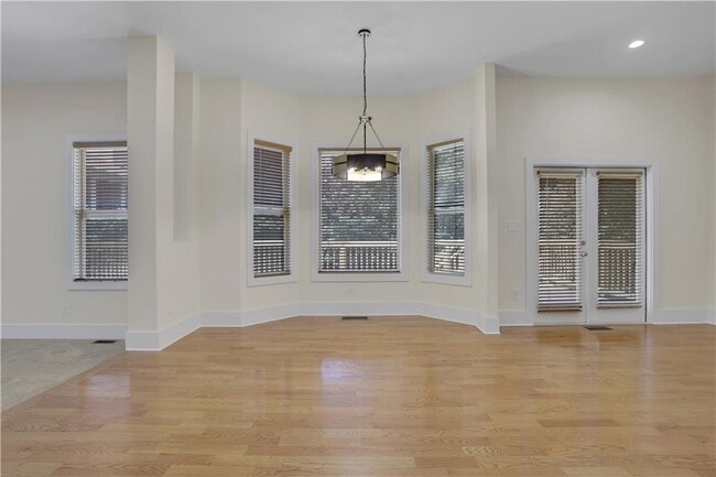 Building Photo - 3228 Silver Lake Dr NE