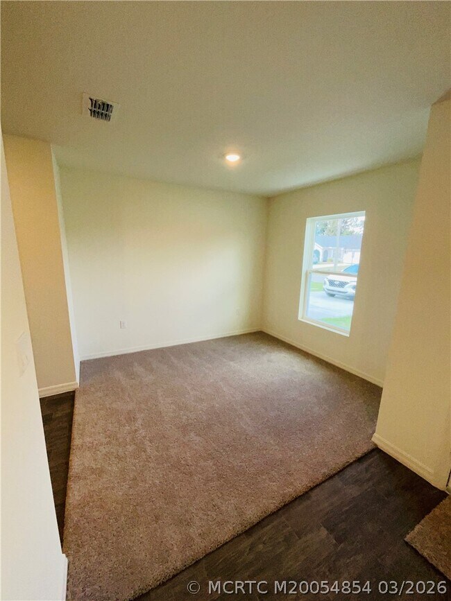 Building Photo - 1701 SE Manth Ln